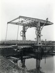 163324 Gezicht op de spoorbrug (klapbrug) over het Linthorst-Homankanaal te Beilen.